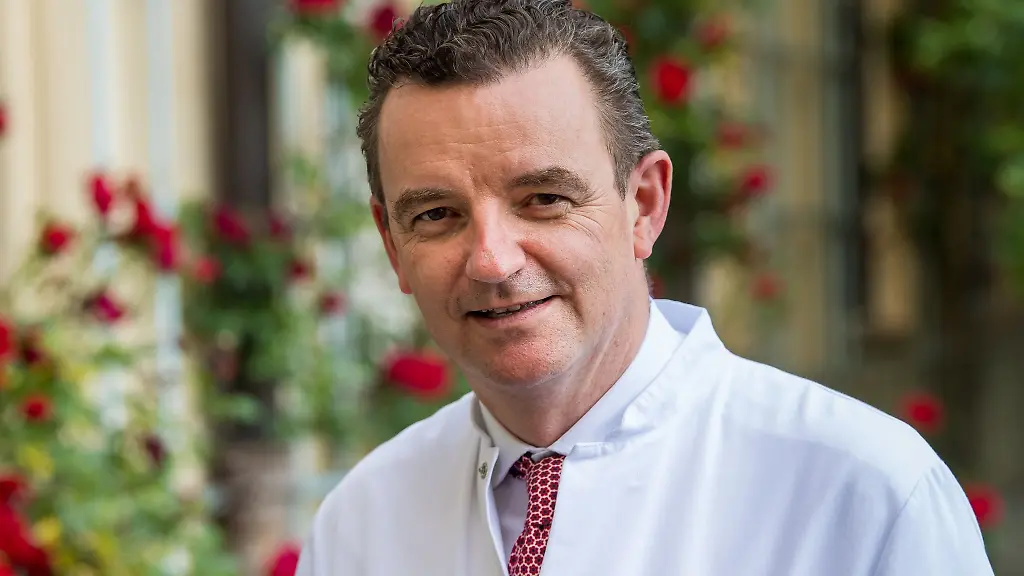 Clemens-Wendtner-steht-vor-dem-Gebaeude-der-Muenchen-Klinik-Schwabing