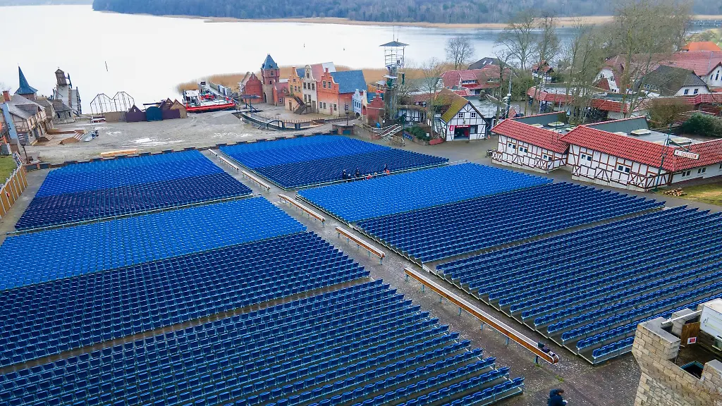 Eine-Reisegruppe-besichtigt-die-grossen-Zuschauertribuene-der-Stoertebeker-Festspiele
