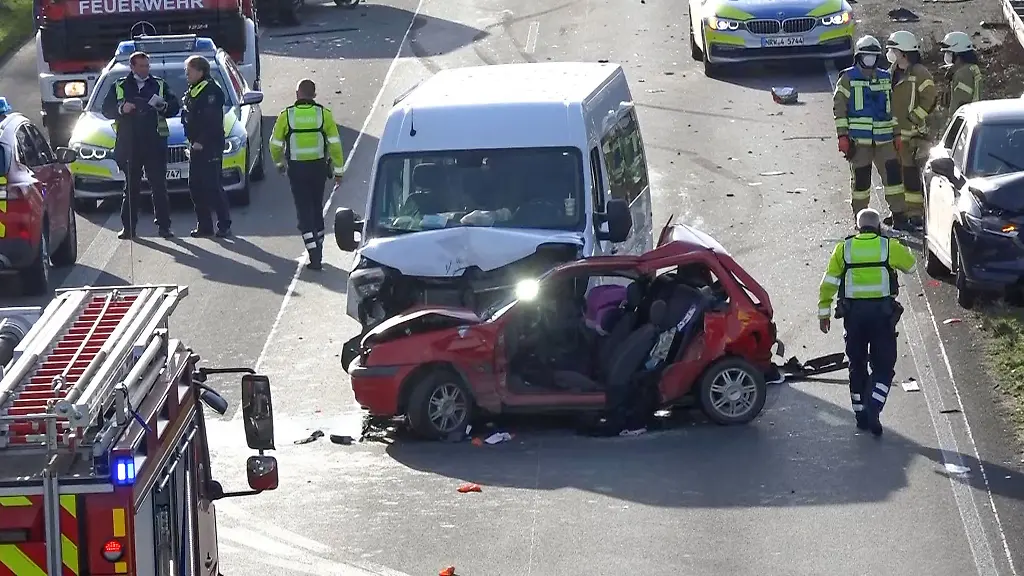 Rettungskraefte-stehen-am-Unfallort-auf-der-A1-bei-Muenster