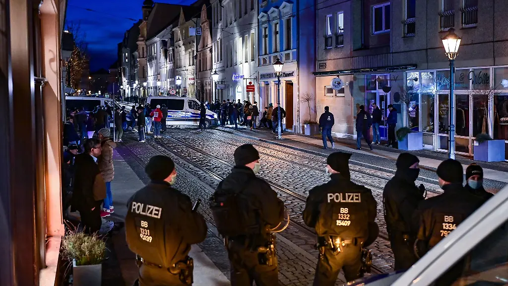 Einsatzkraefte-der-Polizei-sperren-eine-Strasse-waehrend-einer-nicht-angemeldeten-Demonstration