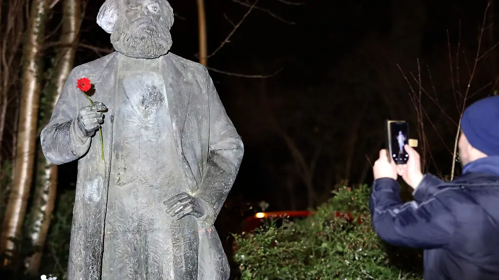 Die-etwa-2-20-Meter-grosse-Bronzefigur-bei-ihrer-Enthuellung-2018-am-Friedrich-Engels-Ring