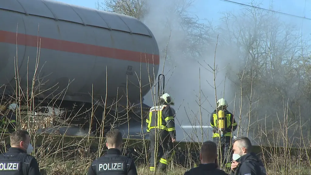 Feuerwehrleute-ind-im-Einsatz-an-einem-Kesselwagen