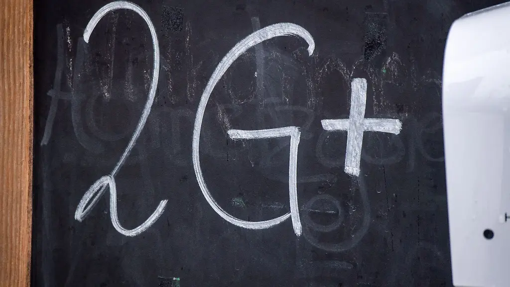 2G-steht-auf-einer-Tafel