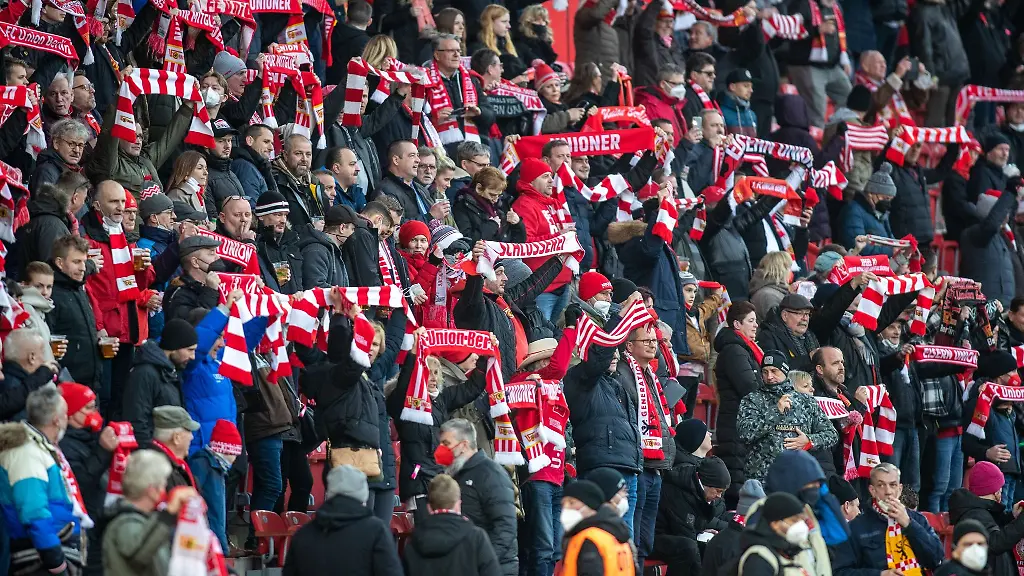 Fans-von-Union-Berlin-feuern-ihr-Team-mit-Schals-an