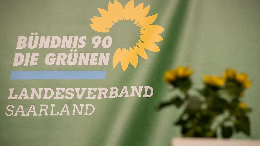 Das-Logo-des-Landesverbandes-Saarland-Buendnis-90-Die-Gruenen-ist-auf-einem-Transparent-zu-sehen