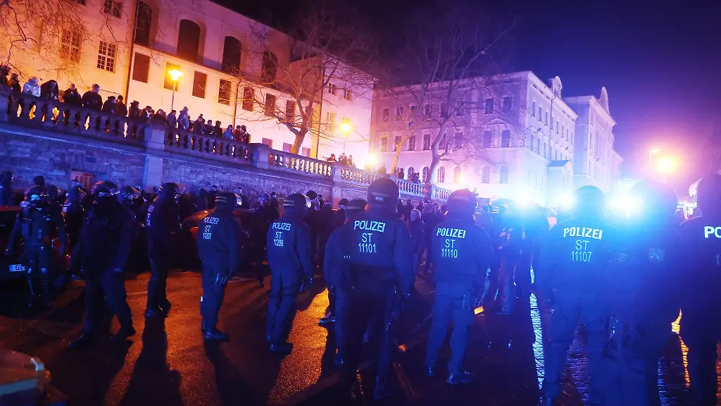 Demonstrierende-gegen-die-Corona-Massnahmen-gehen-unter-Polizeipraesenz-durch-die-Innenstadt
