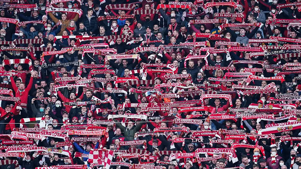 Fans-des-1-FC-Kaiserslautern-halten-ihre-Fanschals-in-die-Hoehe