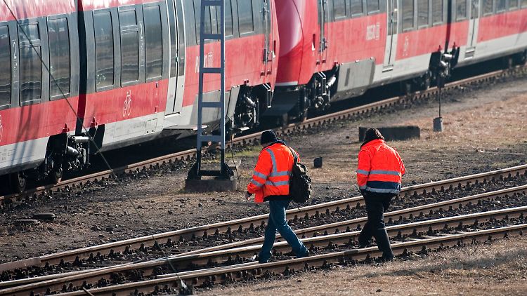 Auf dem Weg zur Arbeit: Quer über die Gleise dürfen nur Bahn-Mitarbeiter gehen.