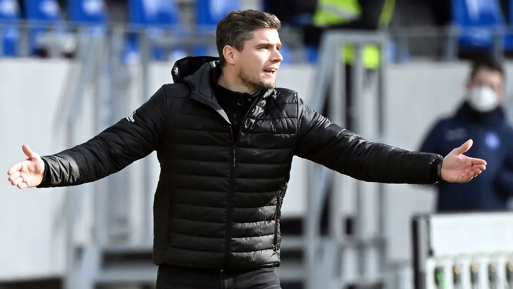 Der-Nuernberger-Trainer-Robert-Klauss-gestikuliert