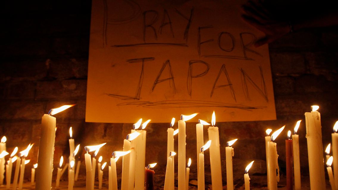 "Beten für Japan": Im indischen Ahmedabad wird der Opfer der Katastrophe gedacht.