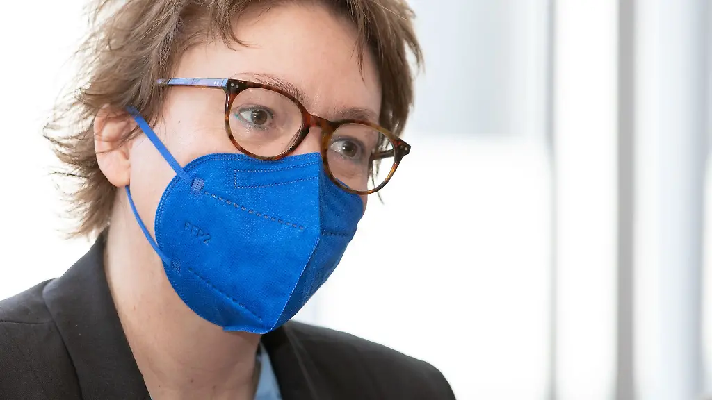 Daniela-Behrens-SPD-steht-in-einem-Raum-der-Klinik-Teutoburger-Wald