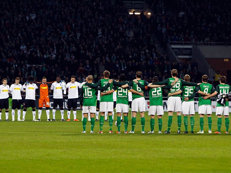 Auch in Bremen gab es vor dem Spiel eine Schweigeminute für die Erdbebenopfer in Japan.