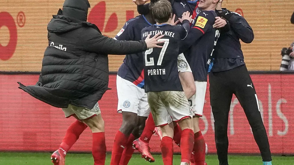 Kiels-Spieler-feiern-Jonas-Sterner-fuer-seinen-Treffer