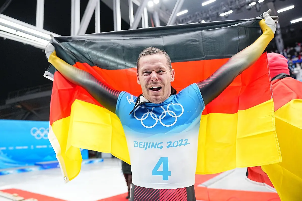 Skeletonpilot-Christopher-Grotheer-jubelt-ueber-den-Olympiasieg