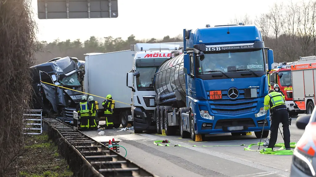 Ein-Polizist-macht-Aufnahmen-von-einem-verunglueckten-LKW