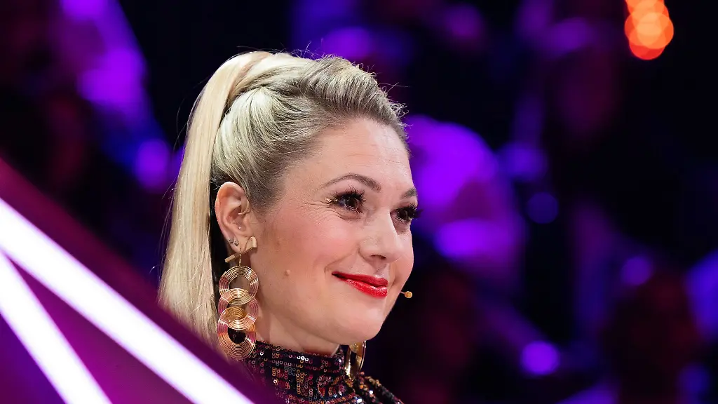 Ruth-Moschner-aus-dem-Rateteam-sitzt-in-der-Prosieben-Show-The-Masked-Singer