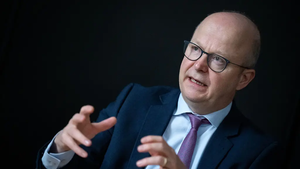 Michael-Theurer-FDP-Parlamentarischer-Staatssekretaer-im-Bundesministerium-fuer-Verkehr-spricht