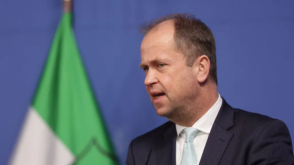 Joachim-Stamp-stellvertretender-NRW-Ministerpraesident-redet-bei-einer-Pressekonferenz