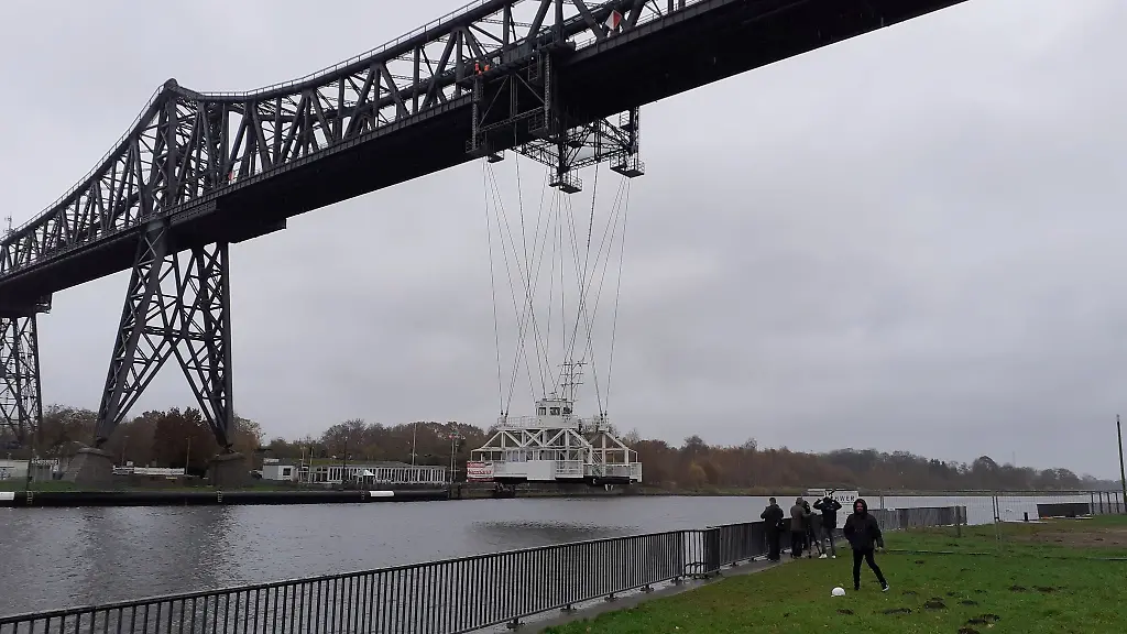 Die-an-Stahlseilen-gefuehrte-neue-Rendsburger-Schwebefaehre-faehrt-langsam-ueber-den-Nord-Ostsee-Kanal