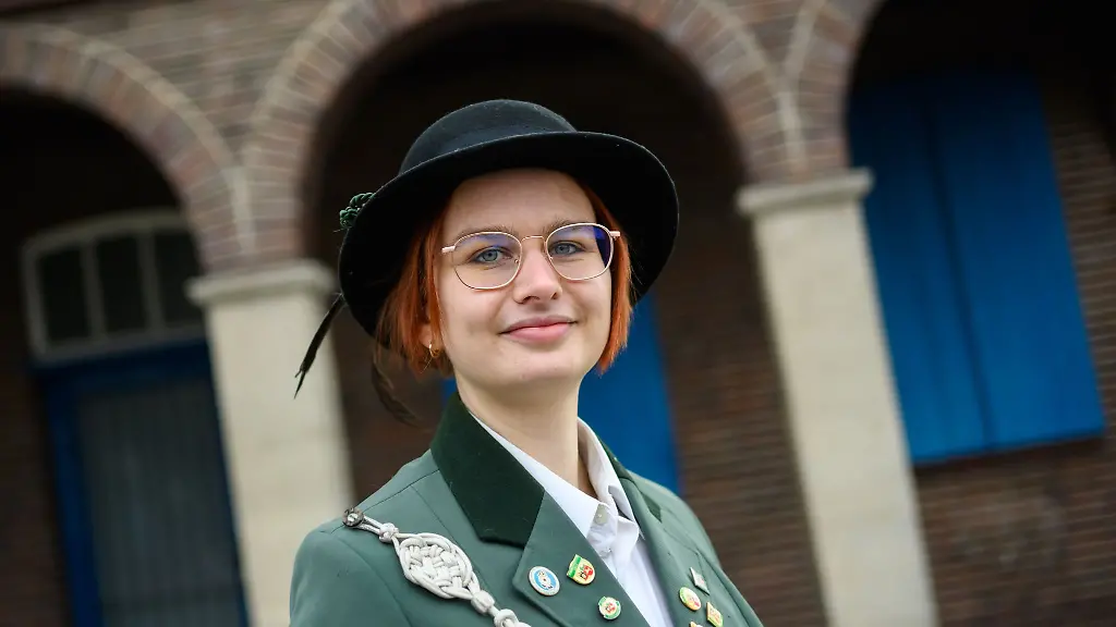 Schuetzin-Meike-Hilbeck-steht-am-Schuetzenplatz-in-Hannover