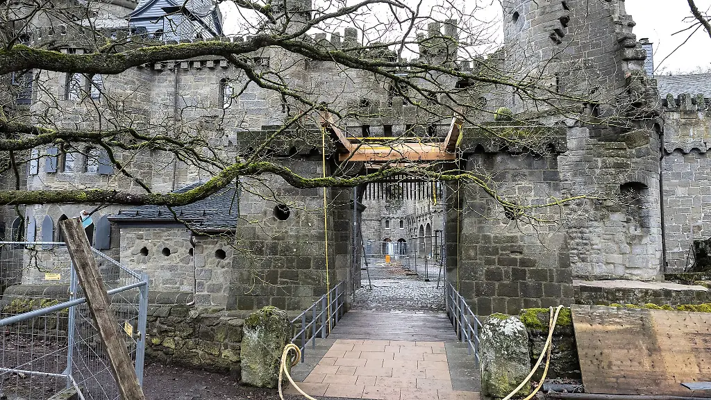 Blick-auf-die-neue-Zugbruecke-der-Loewenburg