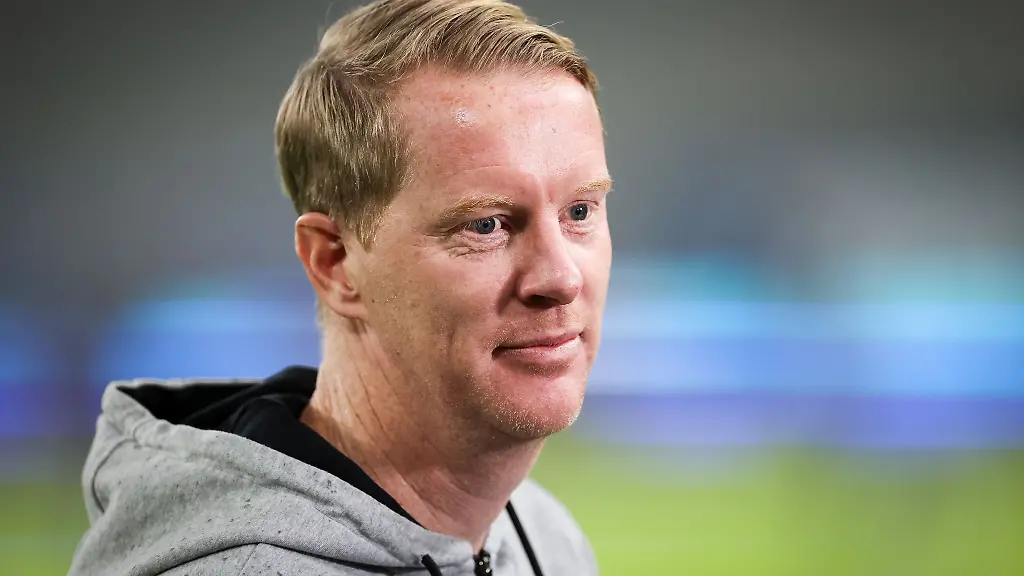 Sankt-Paulis-Trainer-Timo-Schultz-gibt-vor-dem-Spiel-ein-Interview