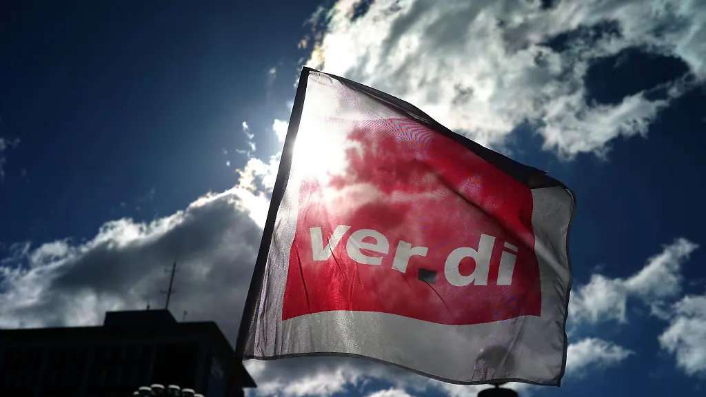 Eine-Fahne-von-Verdi-weht-waehrend-einer-Kundgebung-im-Wind