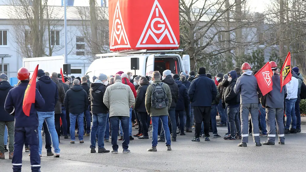 Schiffbauer-haben-sich-zu-einer-Kundgebung-in-Warnemuende-eingefunden