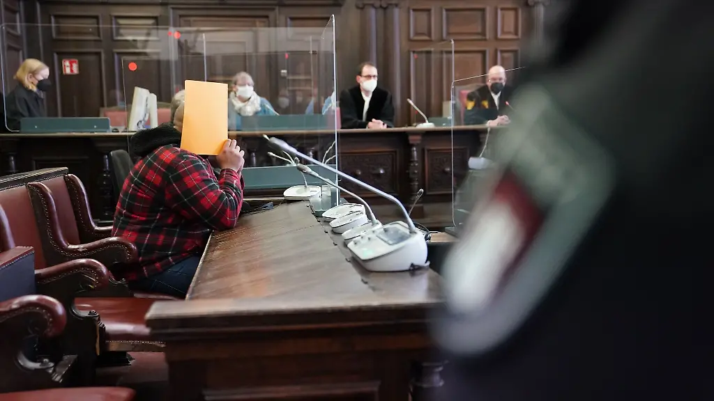 Der-Angeklagte-vorne-links-sitzt-zu-Beginn-des-Prozesses-im-Sitzungssaal-im-Strafjustizgebaeude