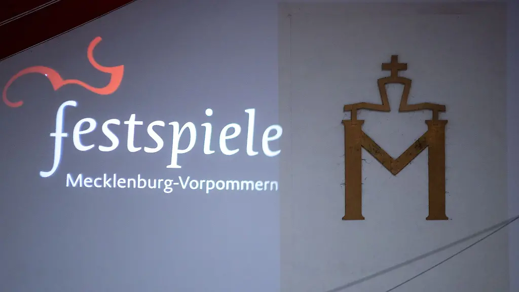 Das-Logo-der-Festspiele-Mecklenburg-Vorpommern-in-der-Reithalle-im-Landgestuet-von-MV
