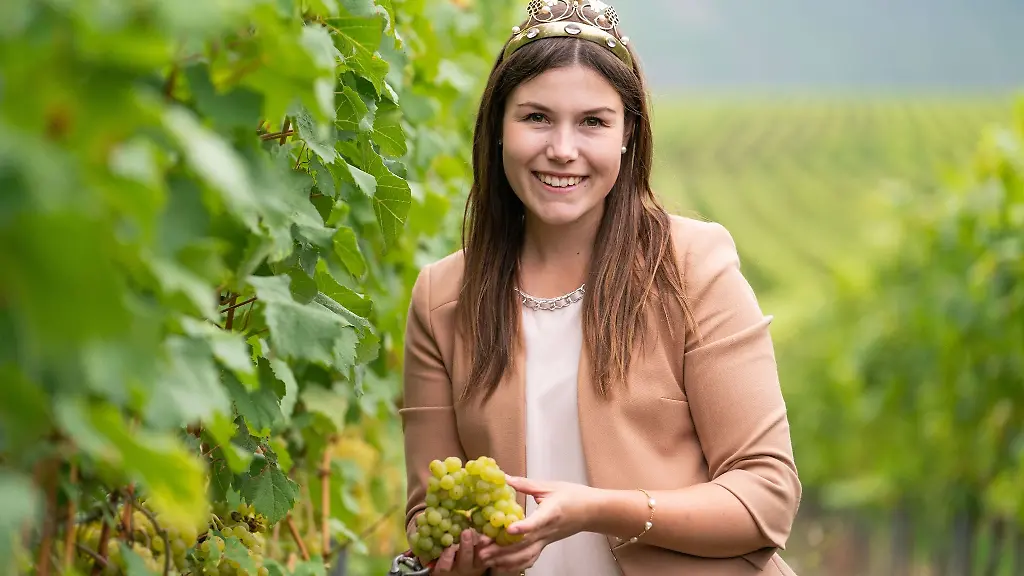 Die-Fraenkische-Weinkoenigin-Carolin-Meyer