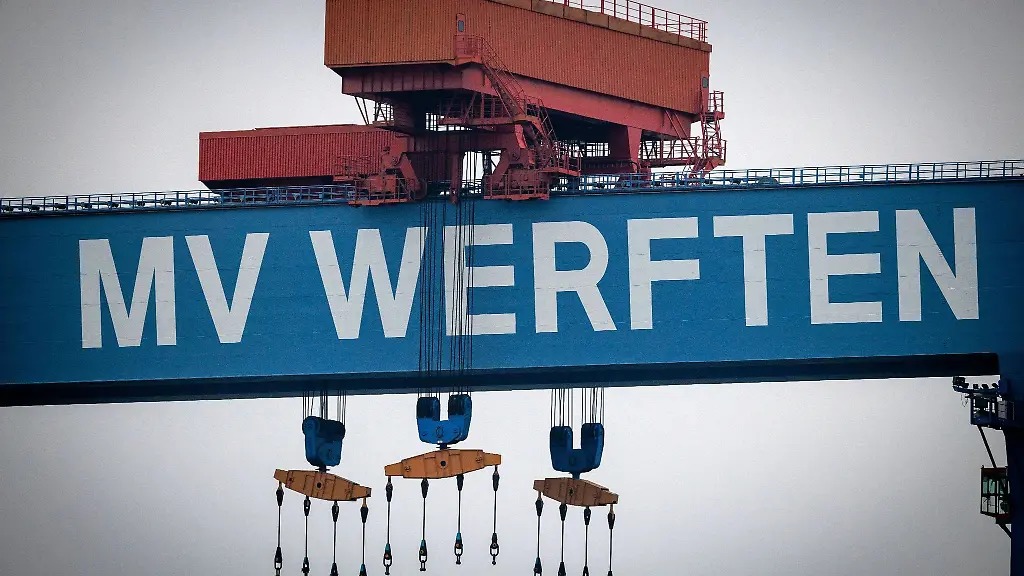 Laufkatzen-haengen-am-Bockkran-der-MV-Werft-in-Rostock-Warnemuende