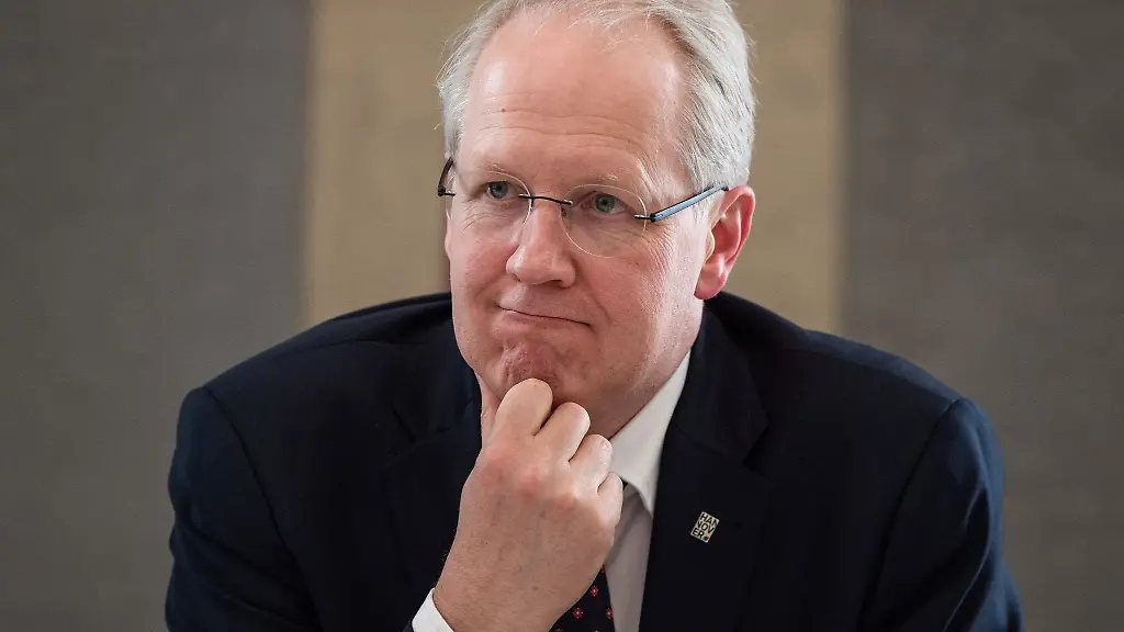 Stefan-Schostok-damaliger-Oberbuergermeister-der-Stadt-Hannover-sitzt-im-Ratssaal-im-Neuen-Rathaus