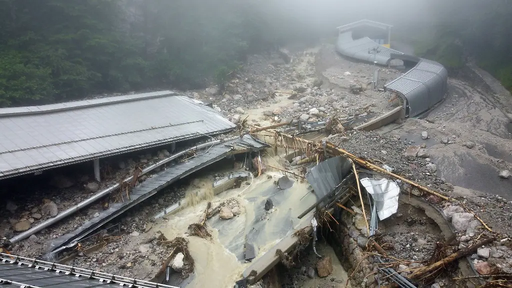 Die-Bob-und-Rodelbahn-ist-nach-dem-Unwetter-im-Juli-2021-durch-Schutt-und-Geroell-zerstoert