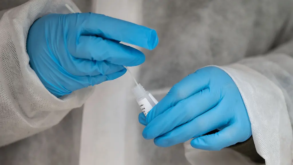 Eine-Medizinische-Mitarbeiterin-fuehrt-einen-Corona-Schnelltest-durch