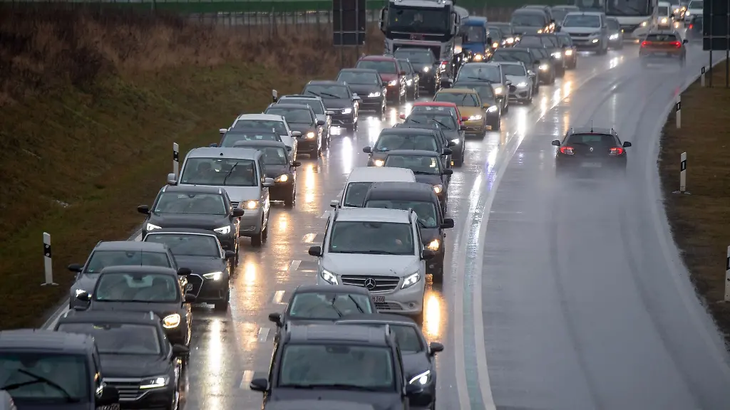 Fahrzeuge-stehen-auf-der-Bundesstrasse-96-vor-der-Ruegenbruecke-im-Stau
