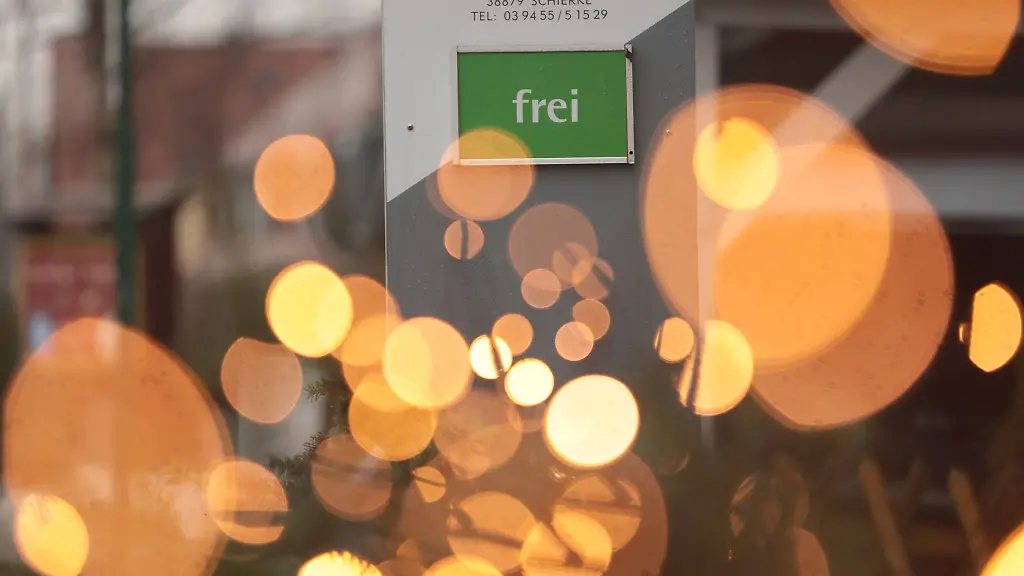 Ein-Hinweisschild-mit-der-Aufschrift-frei-haengt-an-einem-Ferienhaus