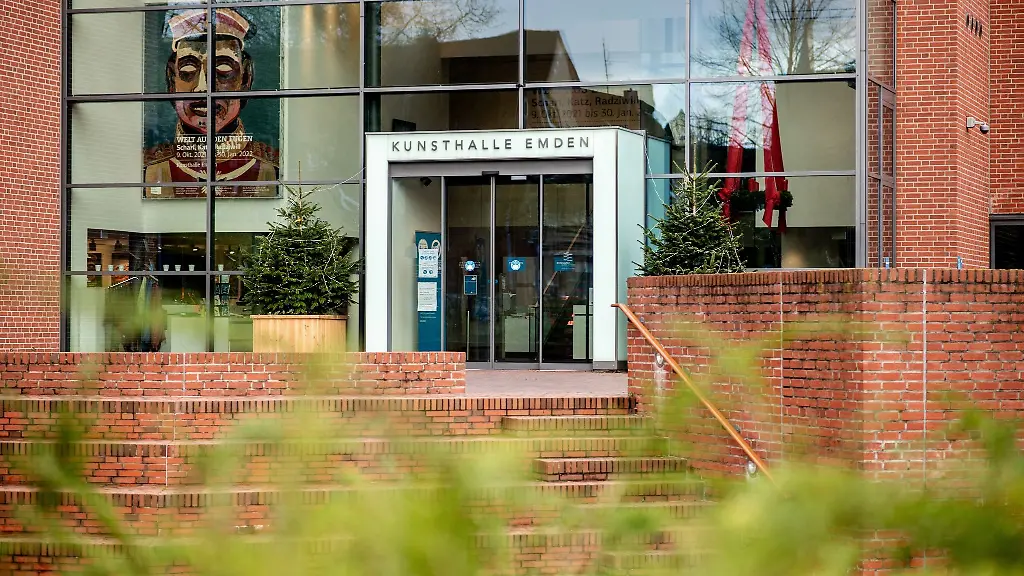 Blick-auf-den-glaesernen-Eingang-zur-Kunsthalle