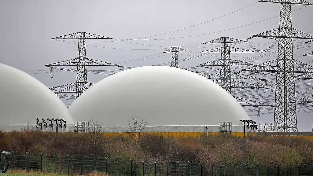 Blick-auf-die-Biogasanlage-die-fuer-die-Produktion-von-Bio-LNG-umgeruestet-wird
