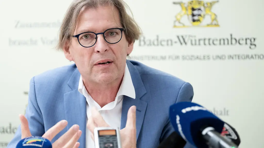 Stefan-Brockmann-spricht-waehrend-einer-Pressekonferenz