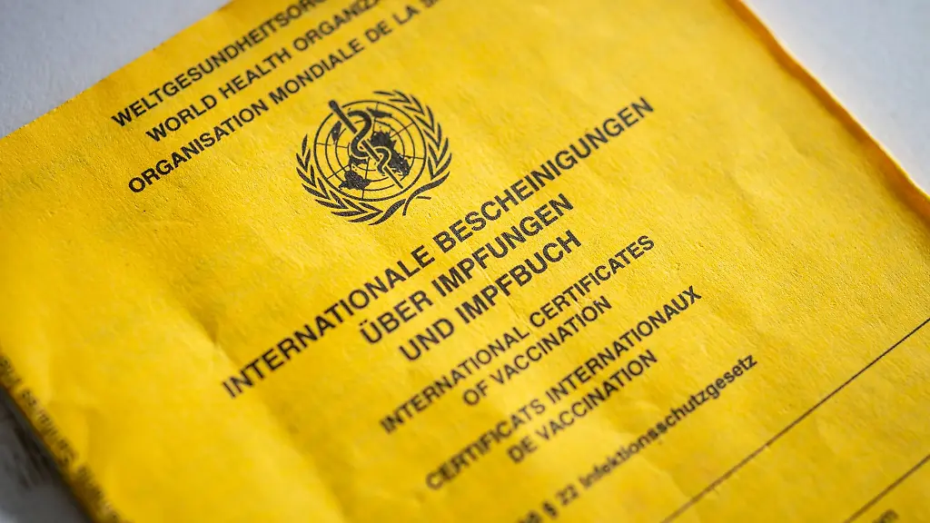Ein-Impfbuch-liegt-auf-einem-Tisch