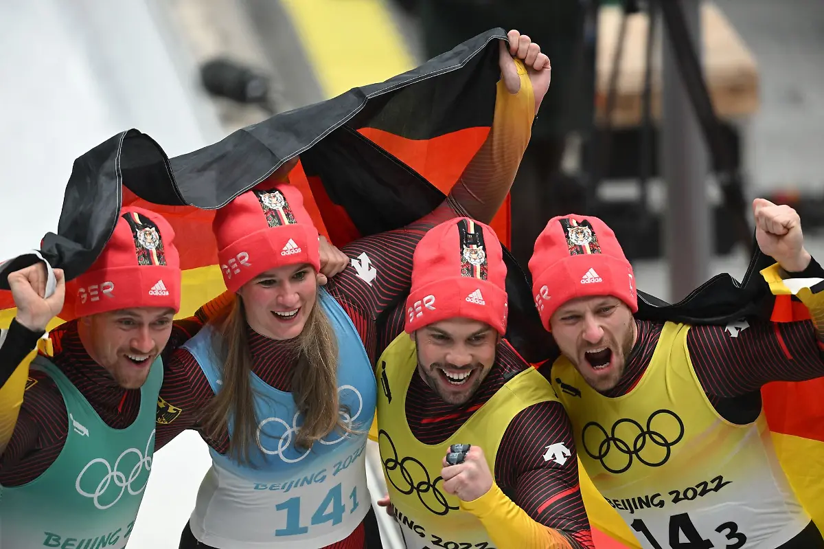Johannes-Ludwig-Natalie-Geisenberger-Tobias-Wendl-und-Tobias-Arlt-jubeln-ueber-Team-Gold