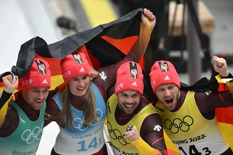 Johannes-Ludwig-Natalie-Geisenberger-Tobias-Wendl-und-Tobias-Arlt-jubeln-ueber-Team-Gold
