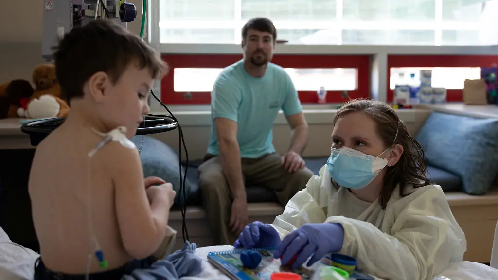 2022-01-14T231835Z-810978219-RC24ZR9843YX-RTRMADP-3-HEALTH-CORONAVIRUS-USA