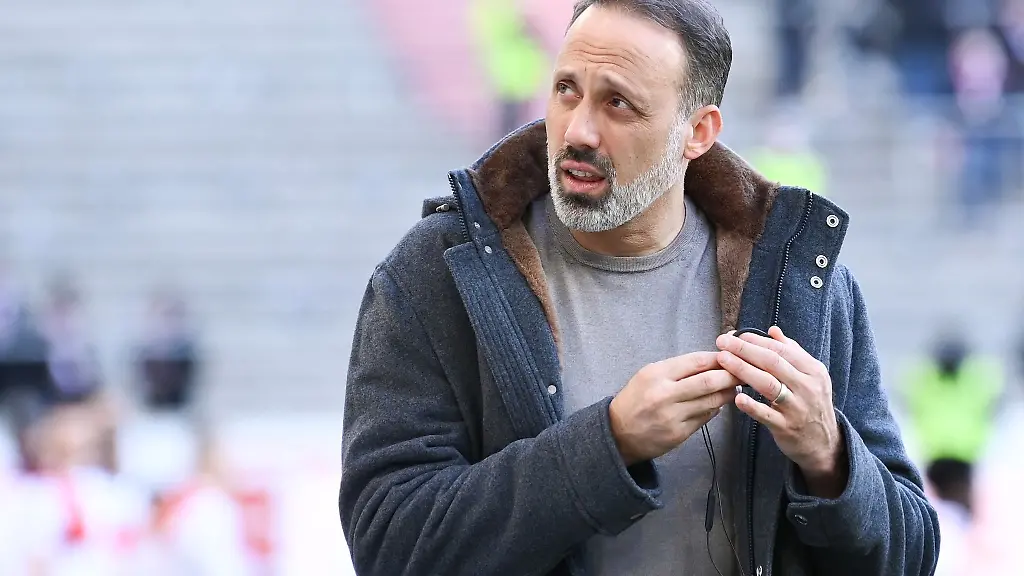 Stuttgarts-Trainer-Pellegrino-Matarazzo-gibt-vor-einem-Spiel-ein-Interview