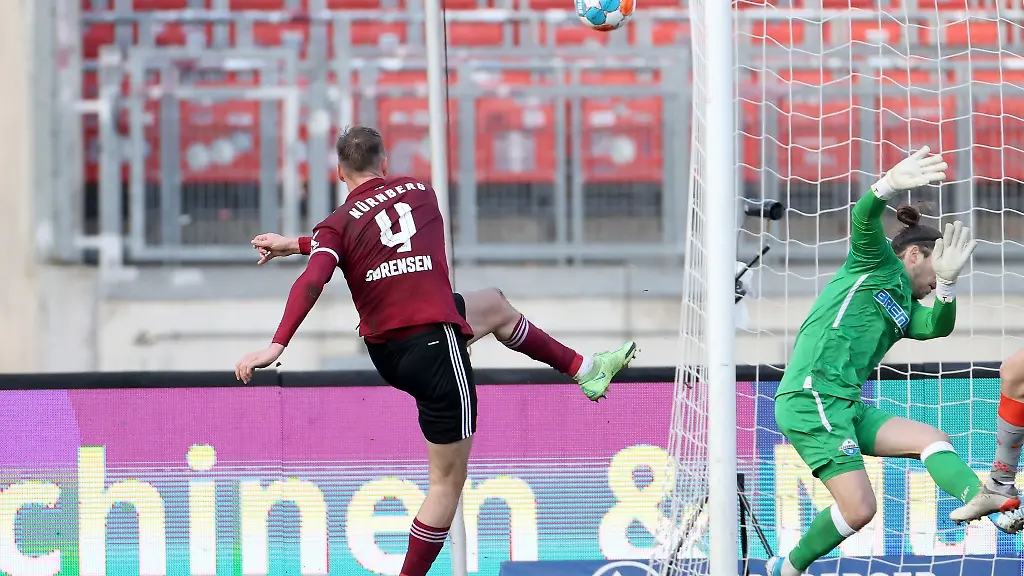 Der-Nuernberger-Asger-Soerensen-l-schiesst-einen-Ball-uebers-Tor