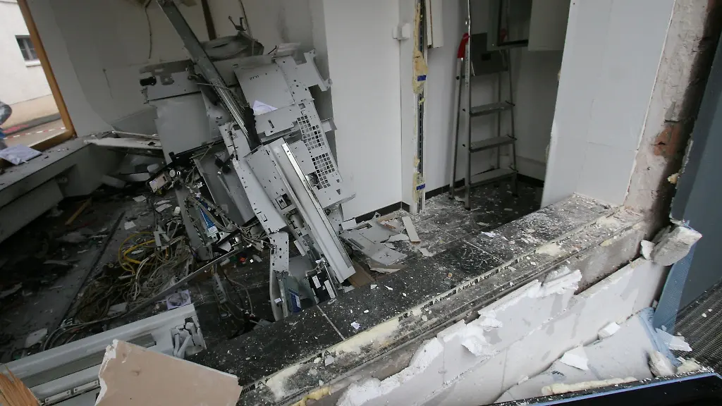 Blick-in-die-Bankfiliale-nach-der-Geldautomatensprengung