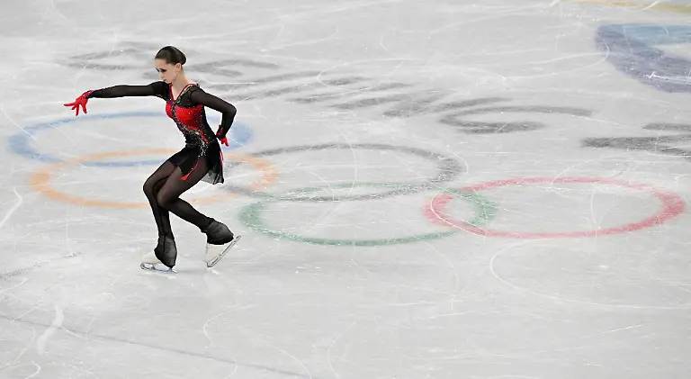 Die-russische-Eiskunstlaeuferin-hat-ihre-Mannschaft-zu-Gold-gefuehrt-und-gilt-auch-im-Damen-Einzel-als-Mitfavoritin