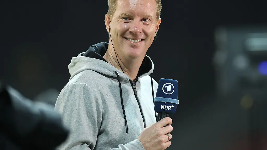 St-Paulis-Trainer-Timo-Schultz-gibt-vor-einem-Spiel-ein-Interview