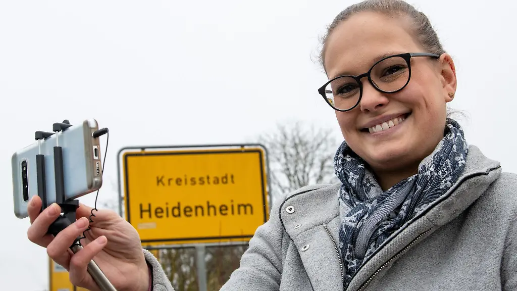 Anna-Barth-fotografiert-sich-mit-einem-Mobiltelefon-Im-Auftrag-der-Stadt-bewirbt-sie-in-den-sozialen-Medien-Freizeitangebote-in-und-um-Heidenheim